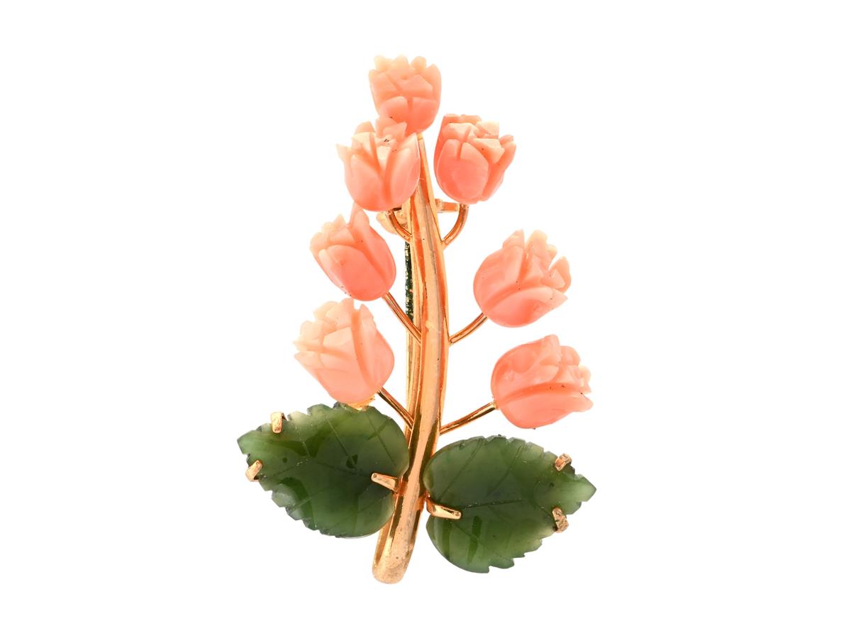 BROSCH, gulmetall korall, nefrit, blommor och blad, längd 4 cm, vikt 5,7 g.