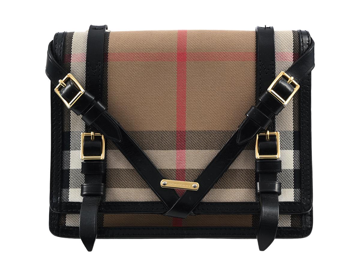 VÄSKA, BURBERRY, rutigt tyg, svart läder, guldfärgade beslag, 22x19x10 cm, bruksslitage, dustbag.