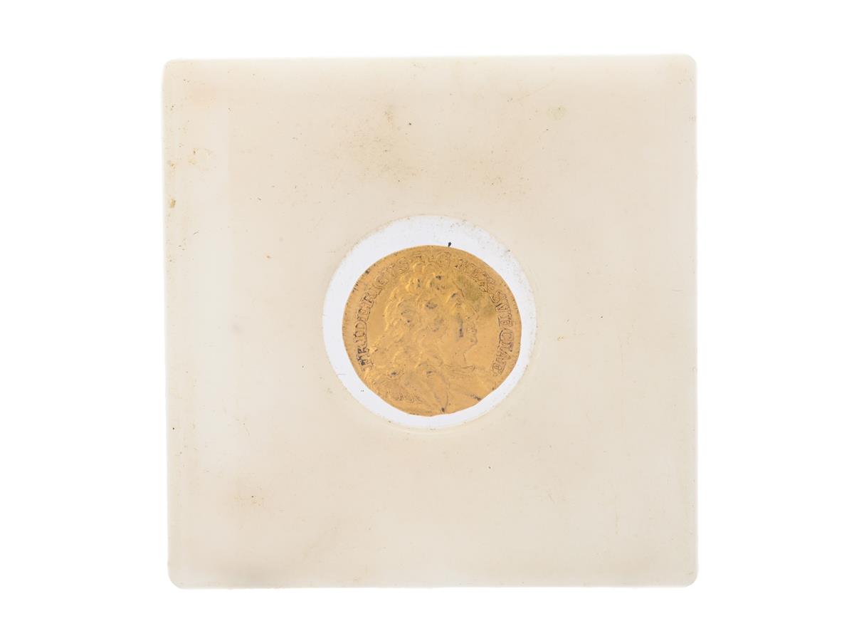 MYNT, 23,42K guld, 1/2 Dukat, 1735, Fredrik I, kvalité ca 1+, diameter 17 mm, vikt 1,7 g.