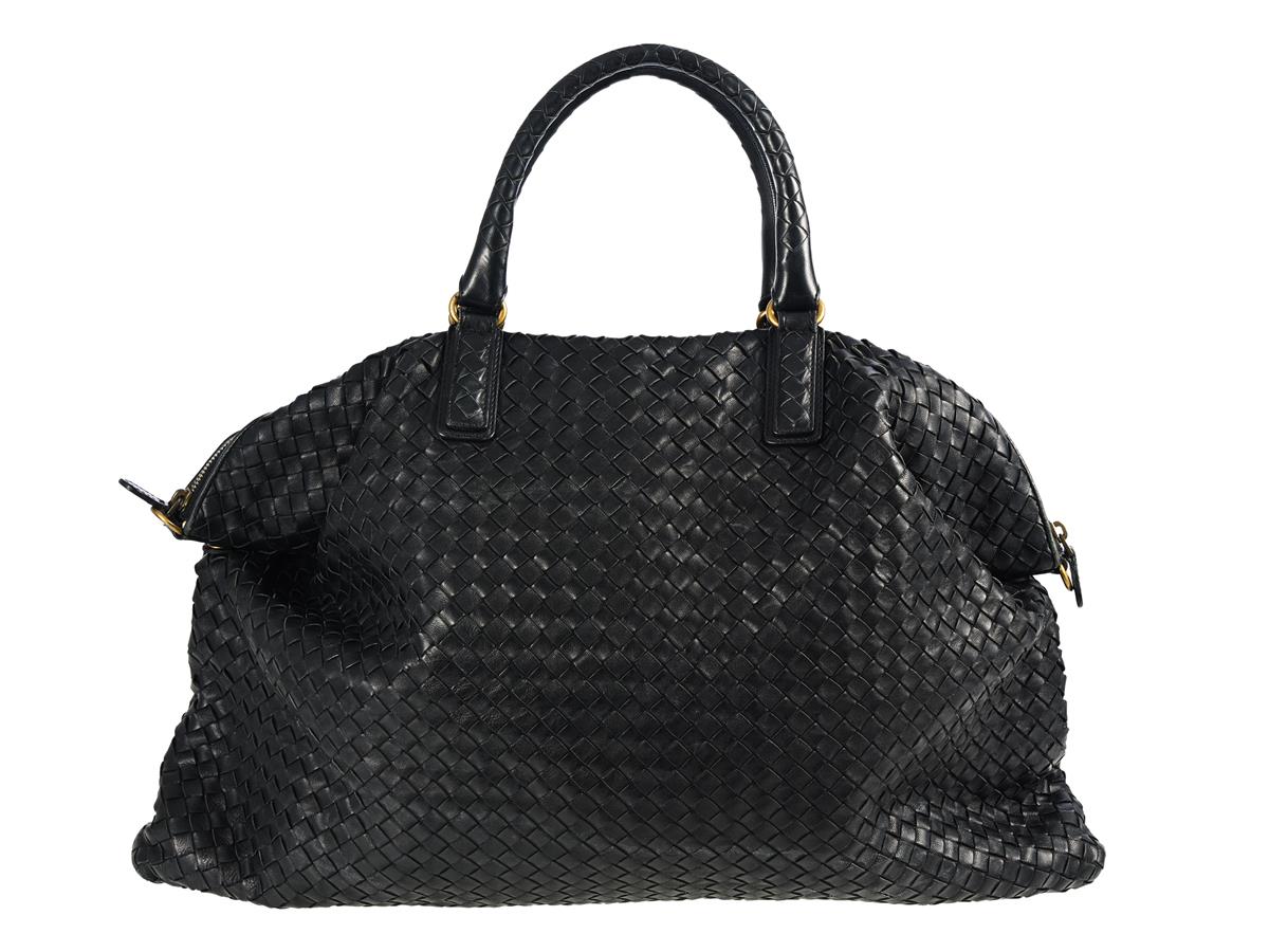 VÄSKA, BOTTEGA VENETA, svart flätat läder, mässingfärgade beslag, 50x36x7 cm, fläckar på foder, dustbag.
