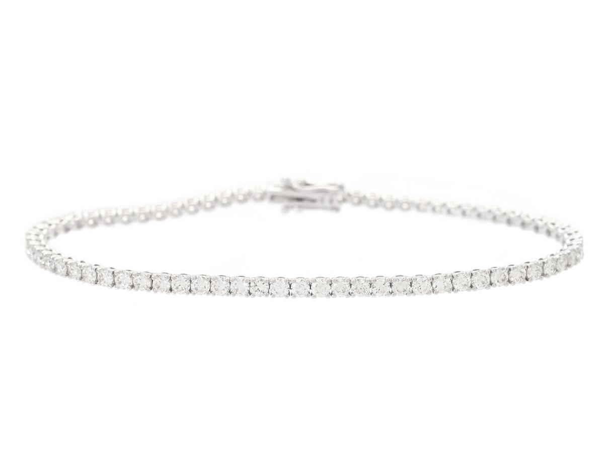 TENNISARMBAND, 18K vitguld, 71 briljantslipade diamanter ca 3,18 ctv, ca W-TCa(H-K)/VS-SI, längd 17 cm, vikt 6,9 g.
