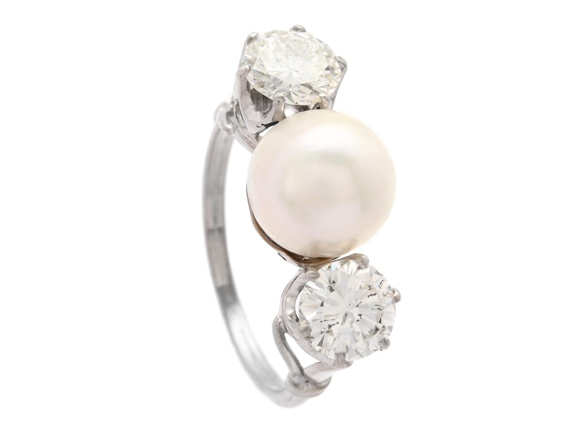 RING, silver, 2 briljantslipade diamanter ca 1,50 ctv, ca Tca(K-L)/SI-P, odlad pärla, stl 16,75 mm, vikt 2,7 g, etui.