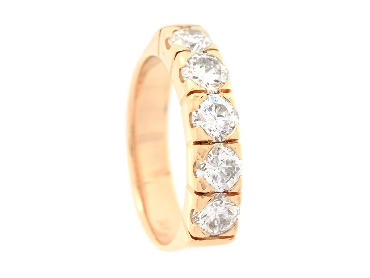 SCHALINS, alliansring, 18K guld, 5 briljantslipade diamanter 1,50 ctv enligt gravyr, ca TW/SI-P, stl 17 mm, vikt 6,0 g, 1 diamant med natural vid rondisten.