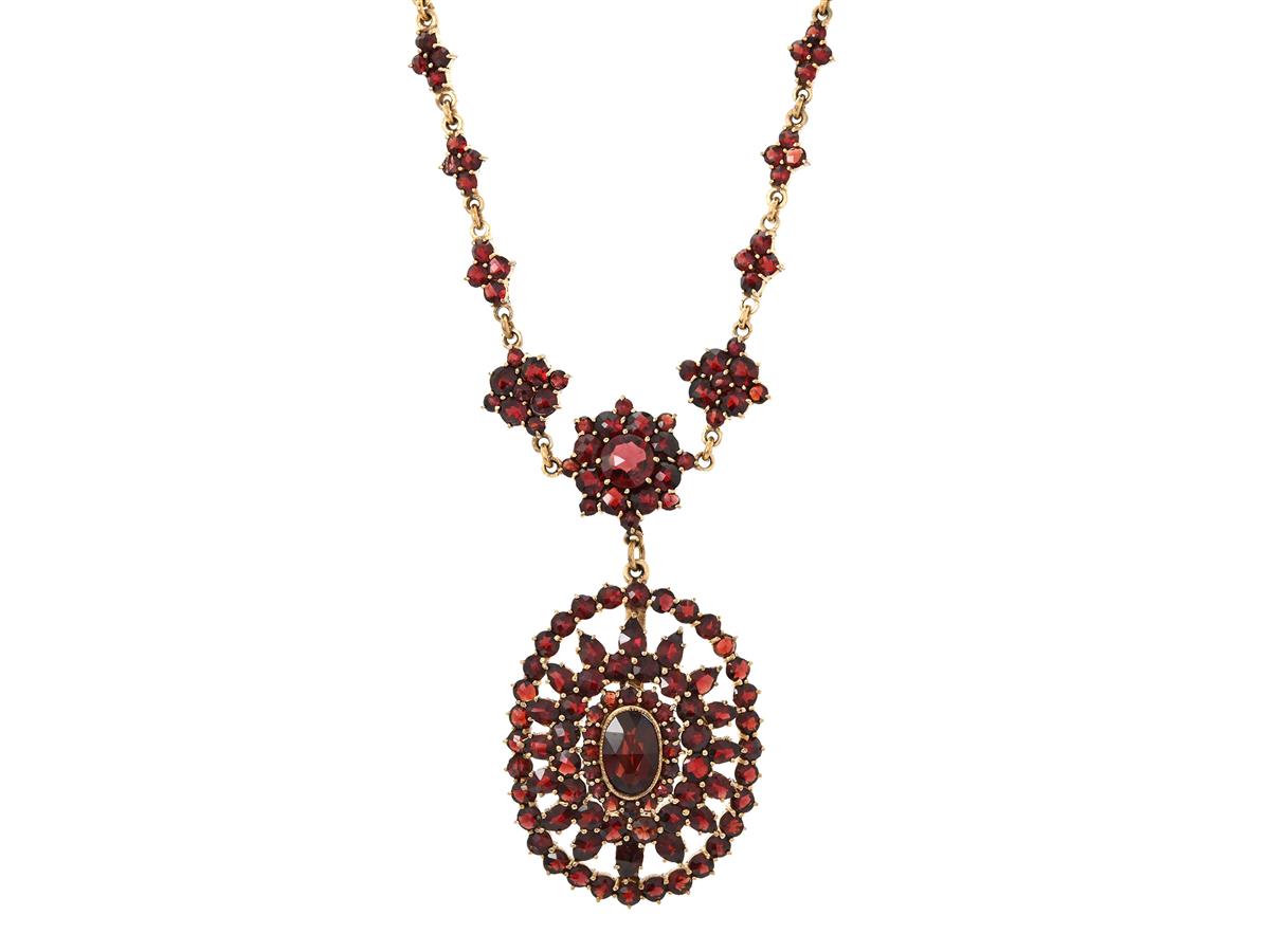 COLLIER, förgylld metall, granater, längd 42 cm, vikt 21,2 g.