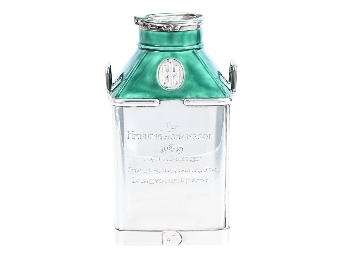C.G HALLBERG, miniatyr av 50 liters mjölkkanna, silver, grön emalj, Stockholm 1915, vikt 601 g, gravyr, skadad emalj.