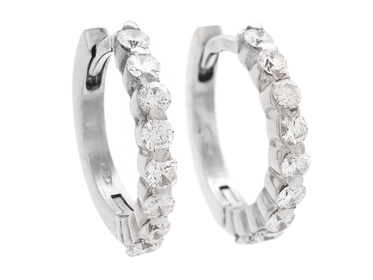 ÖRHÄNGEN, 18K vitguld, 18 briljantslipade diamanter ca 0,45 ctv, ca TW/VS, höjd 14 mm, vikt 2,4 g, certifikat.