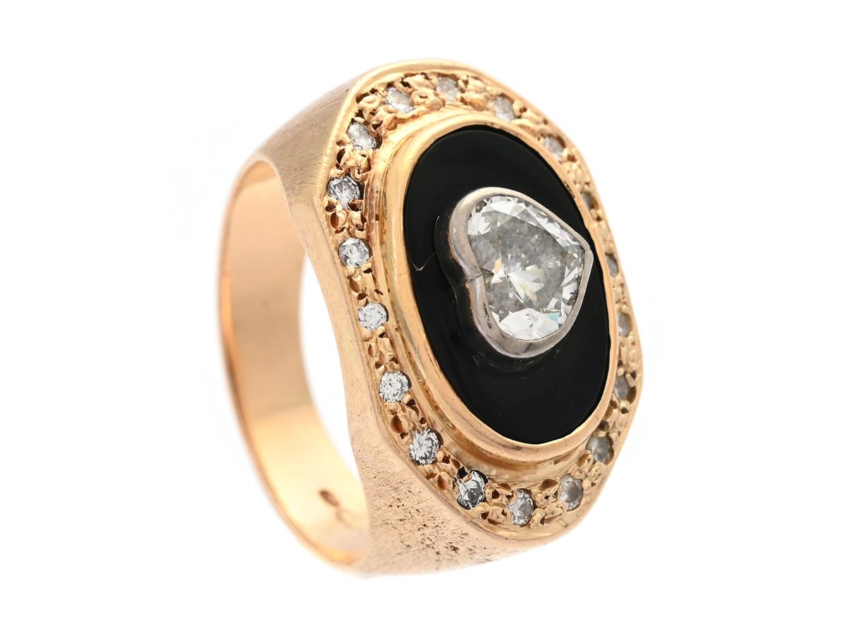 RING, 18K guld, hjärtslipad diamant ca 0,85 ct, ca W(H)/VS, 18 briljantslipade diamanter ca 0,20 ctv, onyx, finska stämplar, stl 18 mm, vikt 13,6 g.