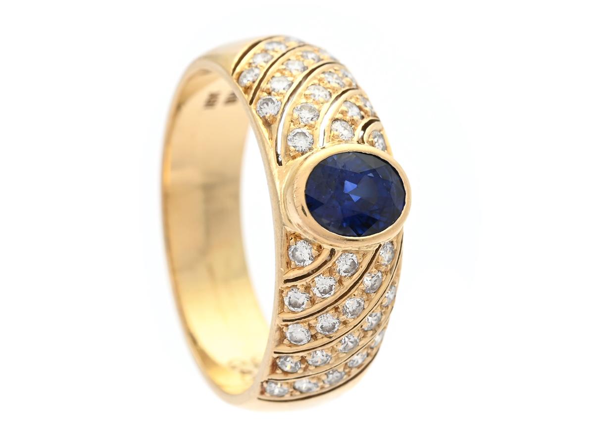 RING, 18K guld, ovalslipad blå safir 0,94 ct, 38 briljantslipade diamanter 0,43 ctv enligt gravyr, ca TW/VS, stl 17,5 mm, vikt 5,2 g.