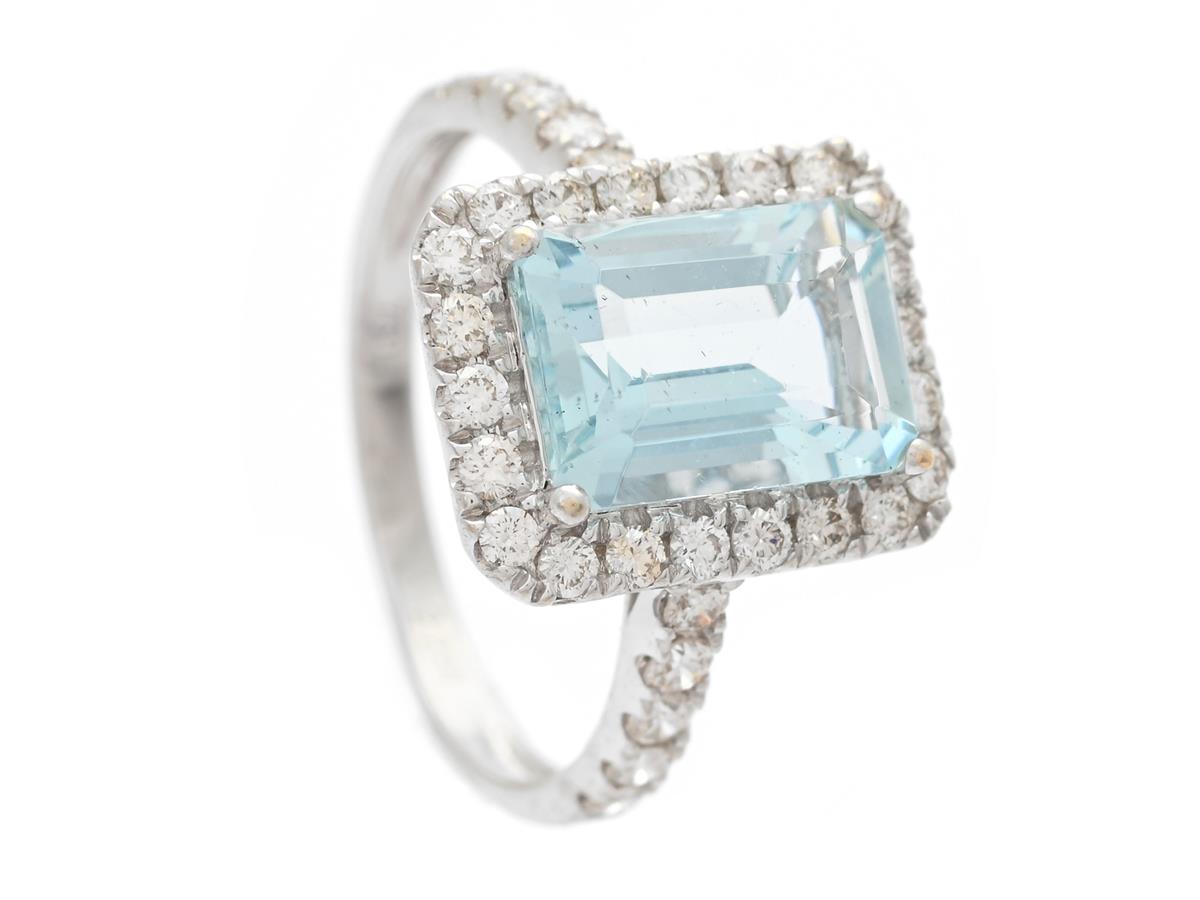 RING, 18K vitguld, smaragdslipad akvamarin 2,29 ct, briljantslipade diamanter ca 0,58 ctv, ca Cr/VS, stl 16,25 mm, vikt 3.4 g, akvamarinen med små nagg.