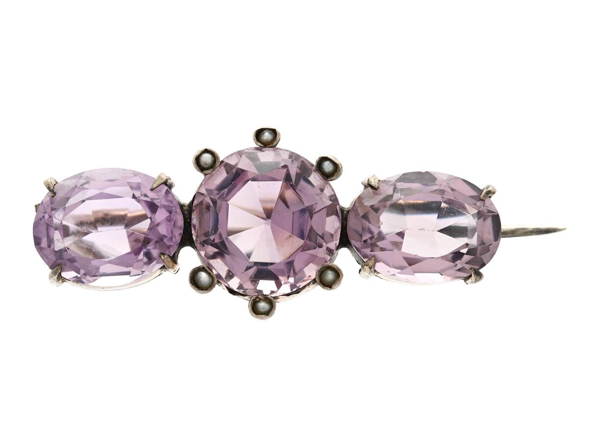 BROSCH, silver, ametister, halvpärlor, mått 41 x 14 mm, vikt 4,5 g.