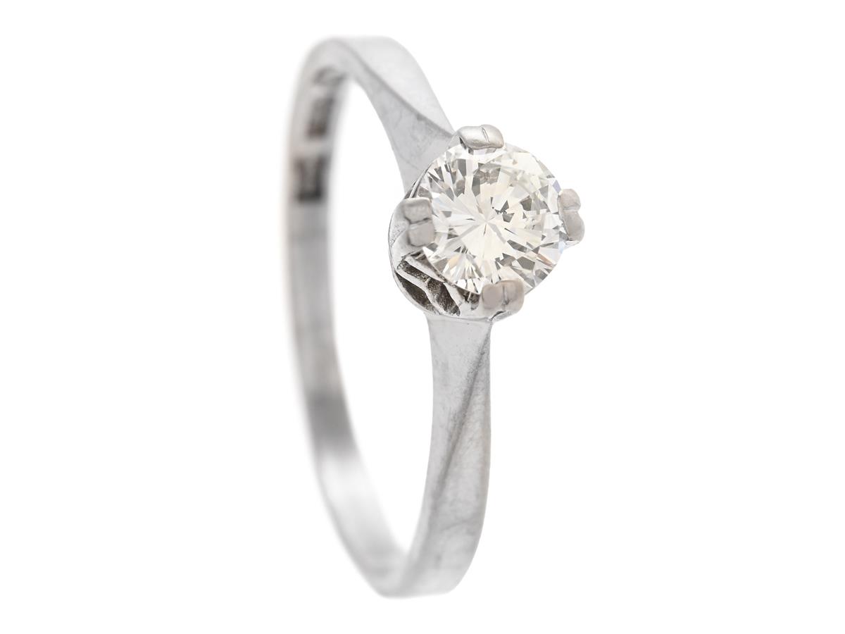 ENSTENSRING, 18K vitguld, briljantslipad diamant 0,41 ct enligt gravyr, ca TW/VS, Gustaf Dahlgren & Co, Malmö 1972, stl 16,75 mm, vikt 2,3 g, diamanten med nagg på kuletten.