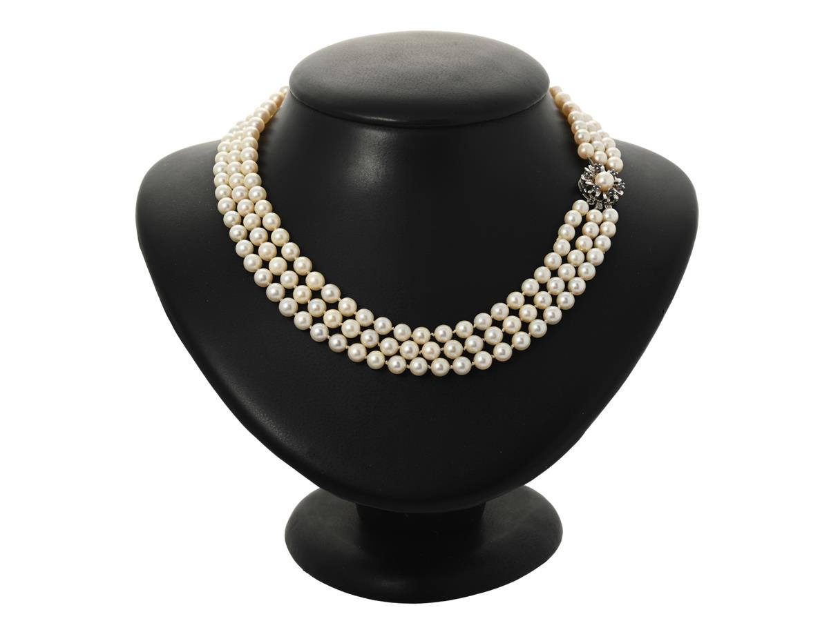 PÄRLCOLLIER, 3 rader, odlade pärlor ca 5 mm, lås i 18K vitguld, 6 blå safirer, längd 37-41 cm, knutet, vikt 41,8 g, slitet silke.