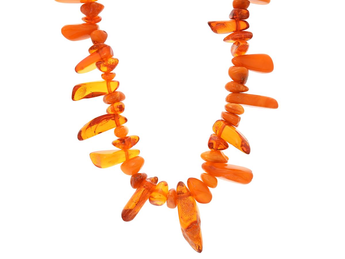 COLLIER, bärnsten, längd 67 cm, vikt 73,1 g.