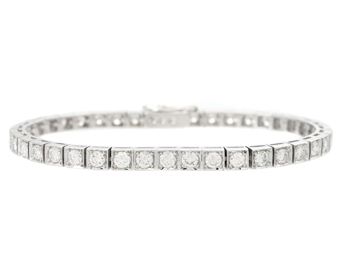 TENNISARMBAND, 18K vitguld, 40 briljantslipade diamanter ca 6,00 ctv, ca TW-W/VS-SI, längd 18 cm, vikt 19,4 g, enstaka diamante rmed nagg på kuletten, 1 diamant med inneslutning som når ytan.