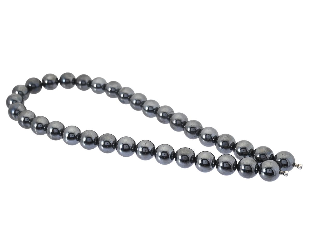 OLE LYNGGAARD, collier, hematit, kulor 12 mm, stålvajer, dobbar, ej lås, längd 41 cm, vikt 162 g, etui.