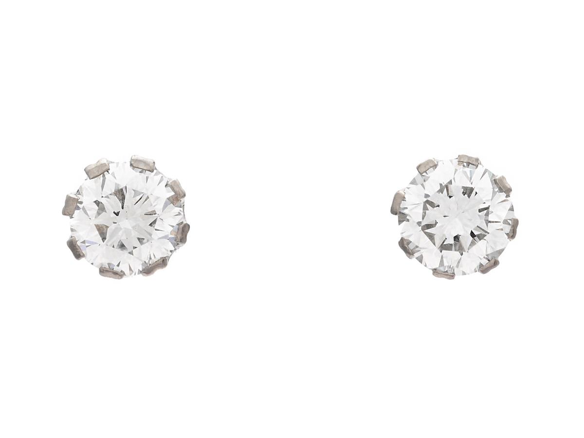 ENSTENSÖRHÄNGEN, 18K vitguld, 2 briljantslipade diamanter ca 0,70 ctv, ca W(H)/VS, stift, vikt 1,5 g.