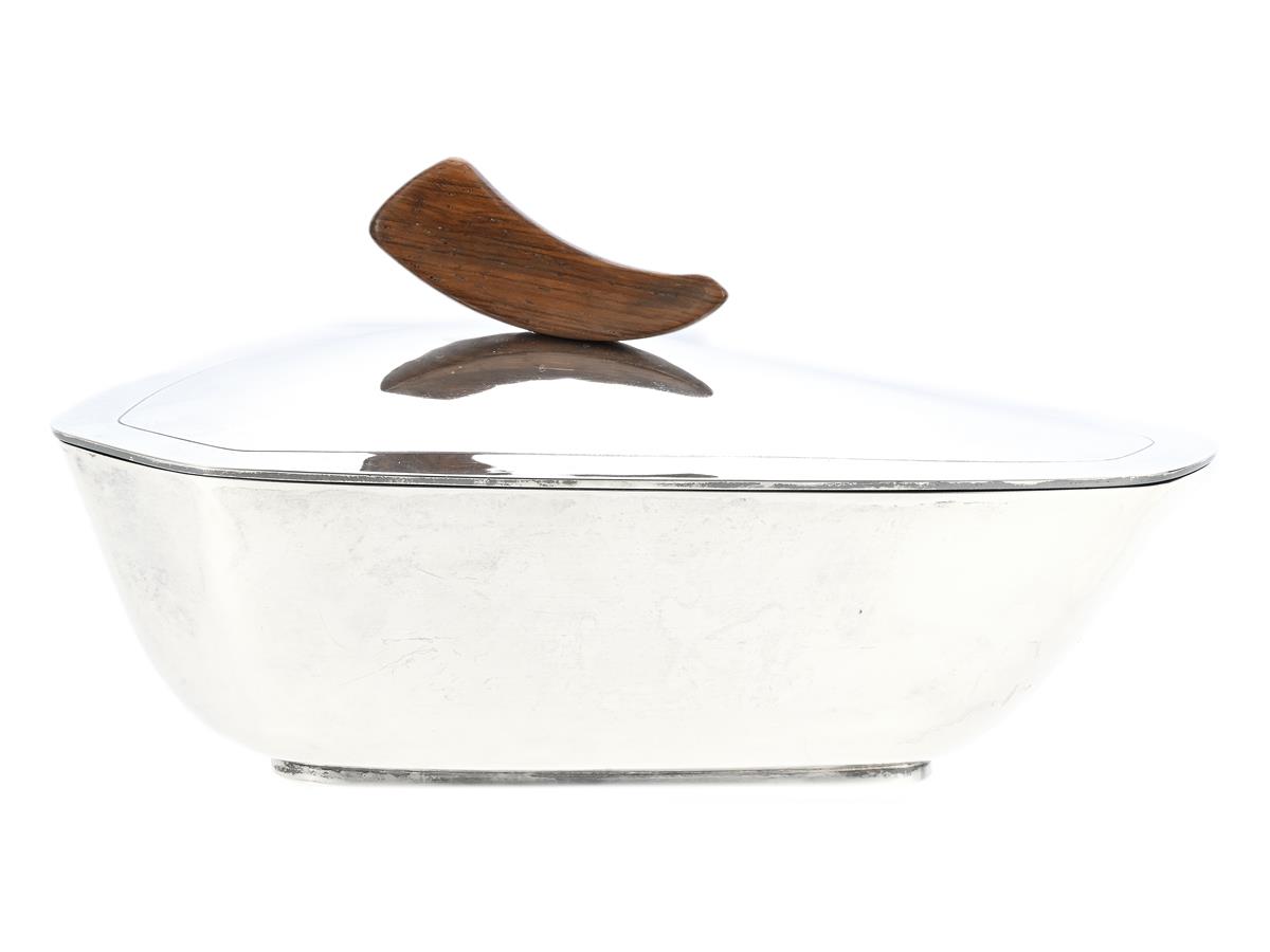W. A. BOLIN, skål med lock, sterlingsilver, invändigt förgylld, trähandtag, 15,5×12,5 cm, Stockholm 1954, vikt 386,3 g.