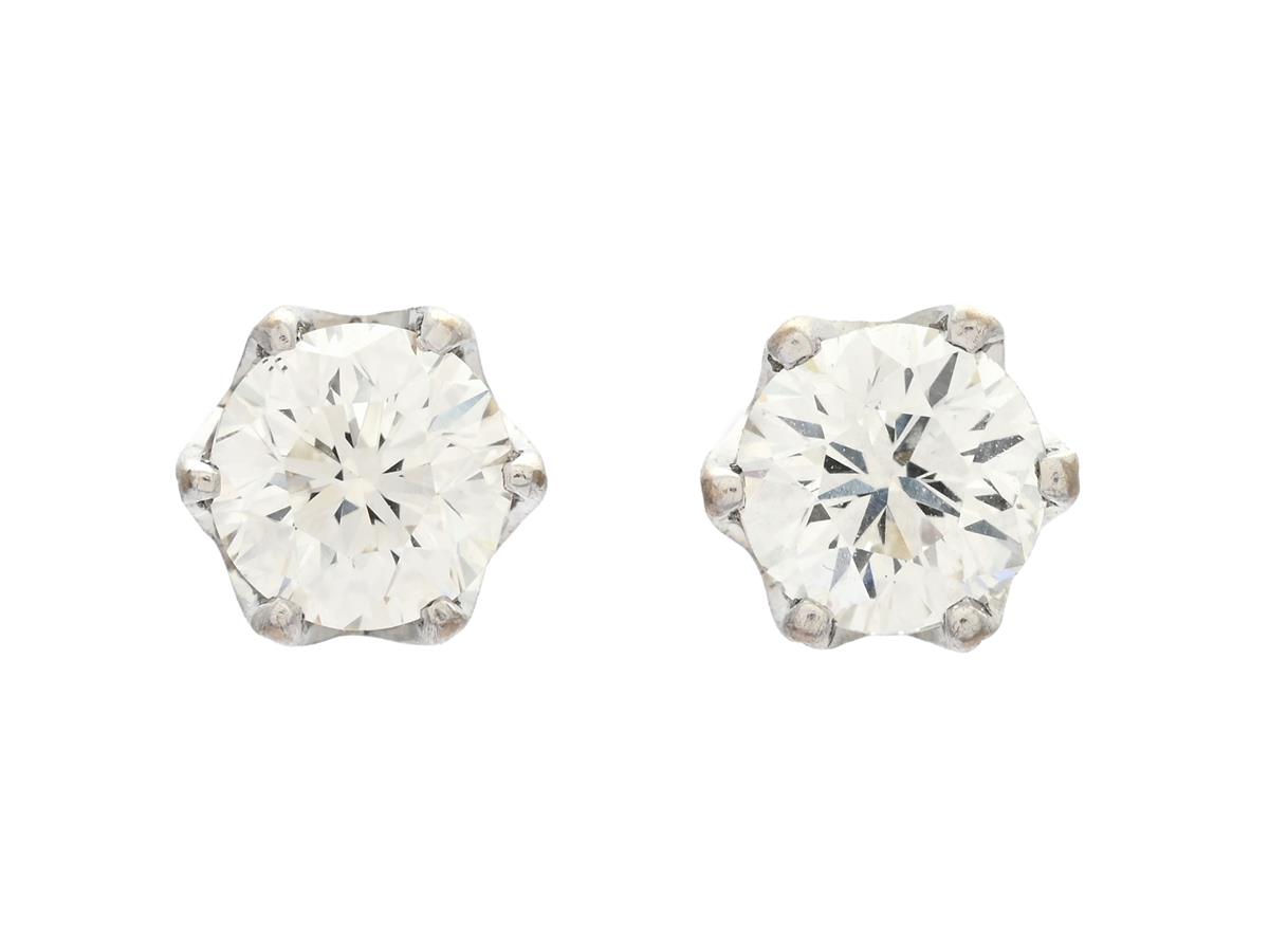 ENSTENSÖRHÄNGEN, 18K vitguld, 2 briljantslipade diamanter ca 1,25 ctv, ca TW(G)/VS, stift, vikt 2,0 g, båda diamanterna har små bord och många extrafacetter samt naturaler, nagg på kuletterna, ena diamanten med nagg på rondisten.