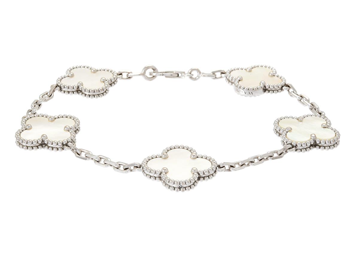VAN CLEEF & ARPELS, armband, Vintage Alhambra, 18K vitguld, pärlemor, serienr JA675150, längd 17,5 cm, vikt 11,8 g, smyckespåse.