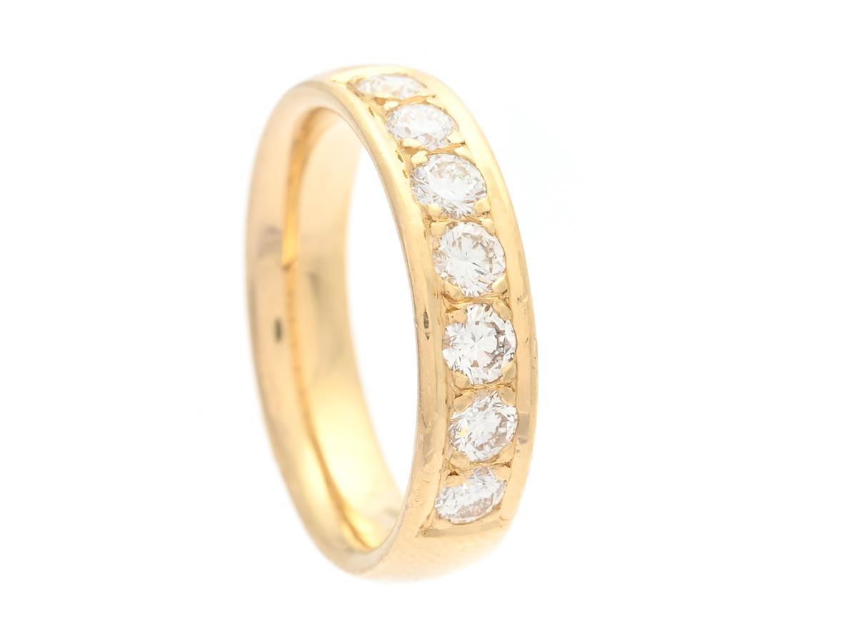 ALLIANSRING, 18K guld, 7 briljantslipade diamanter ca 0,70 ctv, ca TW-W/VS, stl 17 mm, vikt 6,1 g, några diamanter med små nagg.