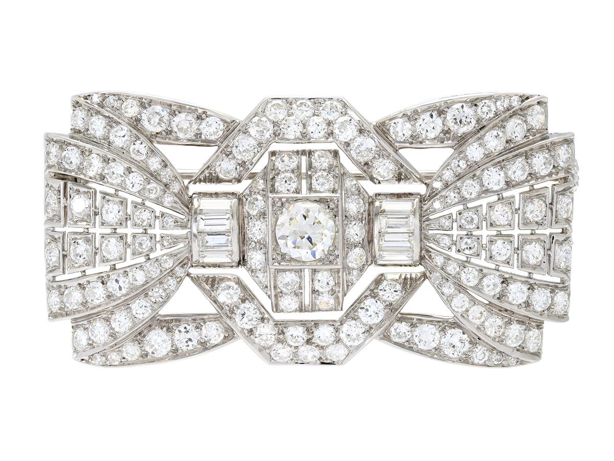 BROSCH, platina, gammalslipad diamant ca 0,80 ct, ca W(H)/SI2, 142 briljant-, gammal-, åttkant- och baguetteslipade diamanter ca 5,20 ctv, ca TW-TCr/VS-P, Art Deco, franska stämplar, mått 54x27 mm, vikt 19,7 g, svaga fattningar, enstaka diamanter är skadade, etui.