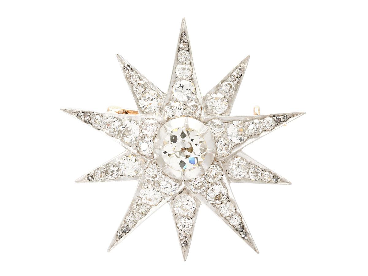 BROSCH, stjärna, 14K guld/silver, gammalslipad diamant ca 1,30 ct, gammal- och rosenslipade diamanter ca 5,20 ctv, antik, ca 1900, mått 44x42 mm, vikt 13,9 g, broschnålen går att ta lös, mittstenen har en inverterad natural på kronan och litet nagg vid rondisten.