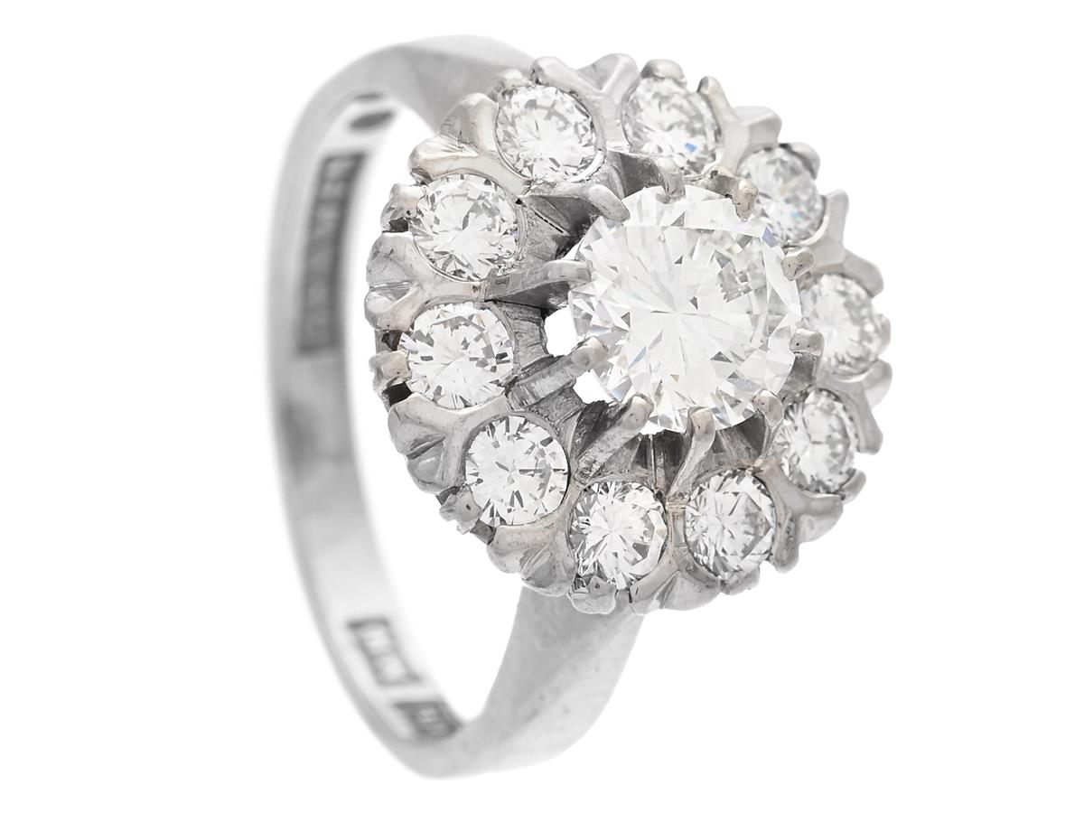 RING, 18K vitguld, briljantslipade diamanter 1,58 ctv enligt gravyr mittsten ca 0,80 ct, ca TW/VS, Hasse Gramén, Onsala 1985, stl 16,5 mm, vikt 6,0 g.