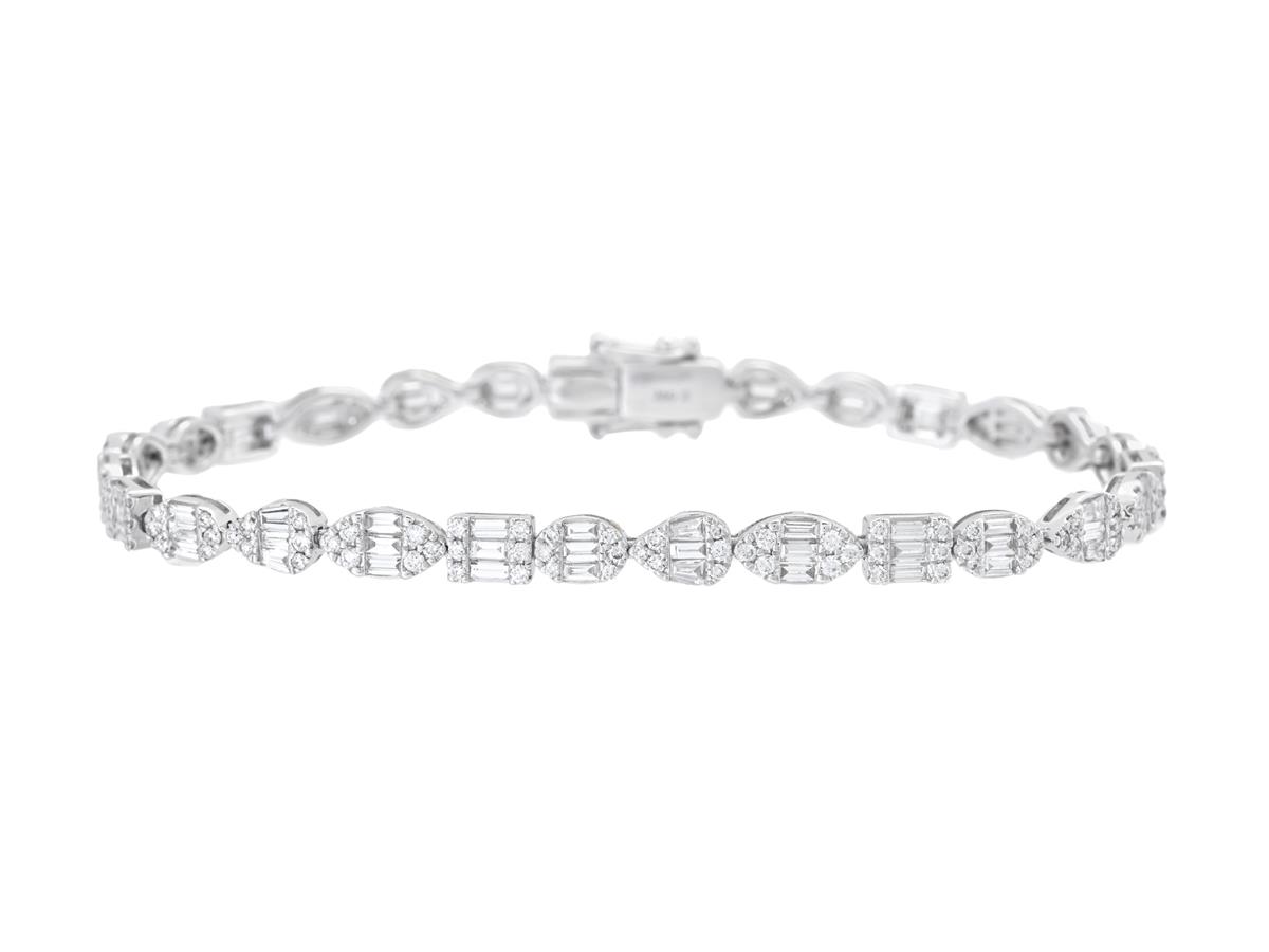 ARMBAND, 18K vitguld, 14 trapetsslipade diamanter 0,29 ctv, 70 baguetteslipade diamanter 1,65 ctv, 168 briljantslipade diamanter 1,07 ctv, ca TW-W/VS-SI, längd 18 cm, vikt 11,4 g.
