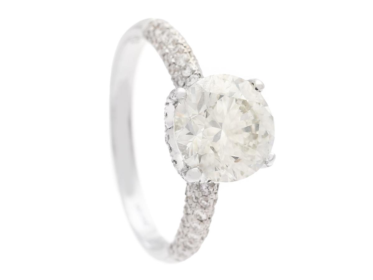 RING, 18K vitguld, briljantslipad diamant ca 2,05 ct, ca Ca(M)/VS1, briljantslipade diamanter ca 0,66 ctv, ca TW-TCa/VS-P, stl 16,75 mm, vikt 2,8 g.