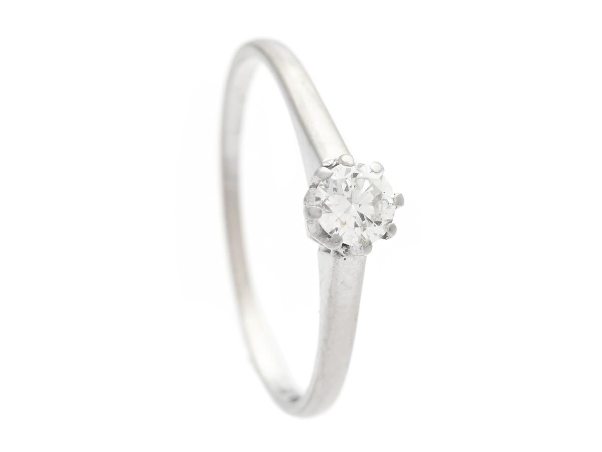 ENSTENSRING, 18K vitguld, briljantslipad diamant ca 0,23 ct, ca W/SI, stl 18 mm, vikt 2,0 g.