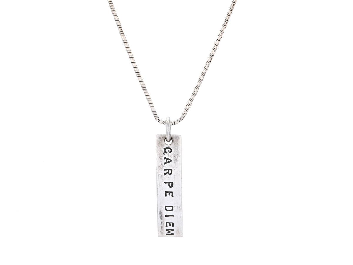 EFVA ATTLING, hänge med kedja, sterlingsilver, Carpe diem, ormlänk, längd 45 cm, vikt 9,6 g, signerad.