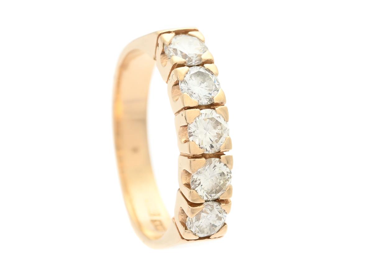 ALLIANSRING, 18K guld, 5 briljantslipade diamanter ca 1,00 ctv, ca W/SI, stl 16,5 mm, vikt 5,0 g, en diamant med nagg på rondist, 1 diamant med liten skada.