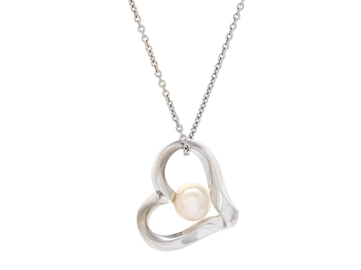 MIKIMOTO, hänge med kedja, 18K vitguld, odlad saltvattenspärla 6,2 mm, längd 44/45 cm, höjd 16 mm, vikt 6,8 g.