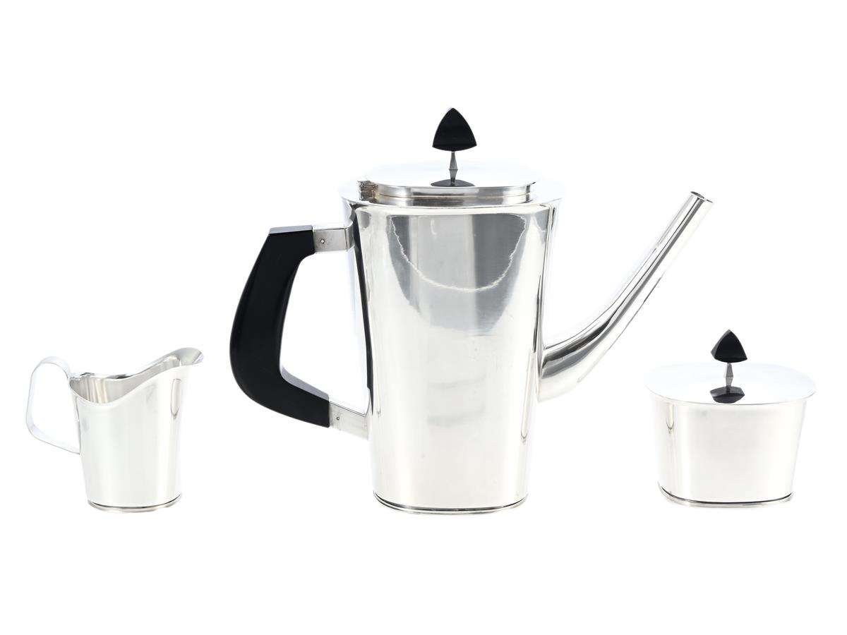 BIRGER LINDGREN, kaffeservis, 3 delar, kaffekanna, gräddkanna och sockerskål med lock, sterlingsilver, trä, Stockholm 1975, kannans höjd 21 cm, vikt 1060,0 g, knopparna rör sig något.