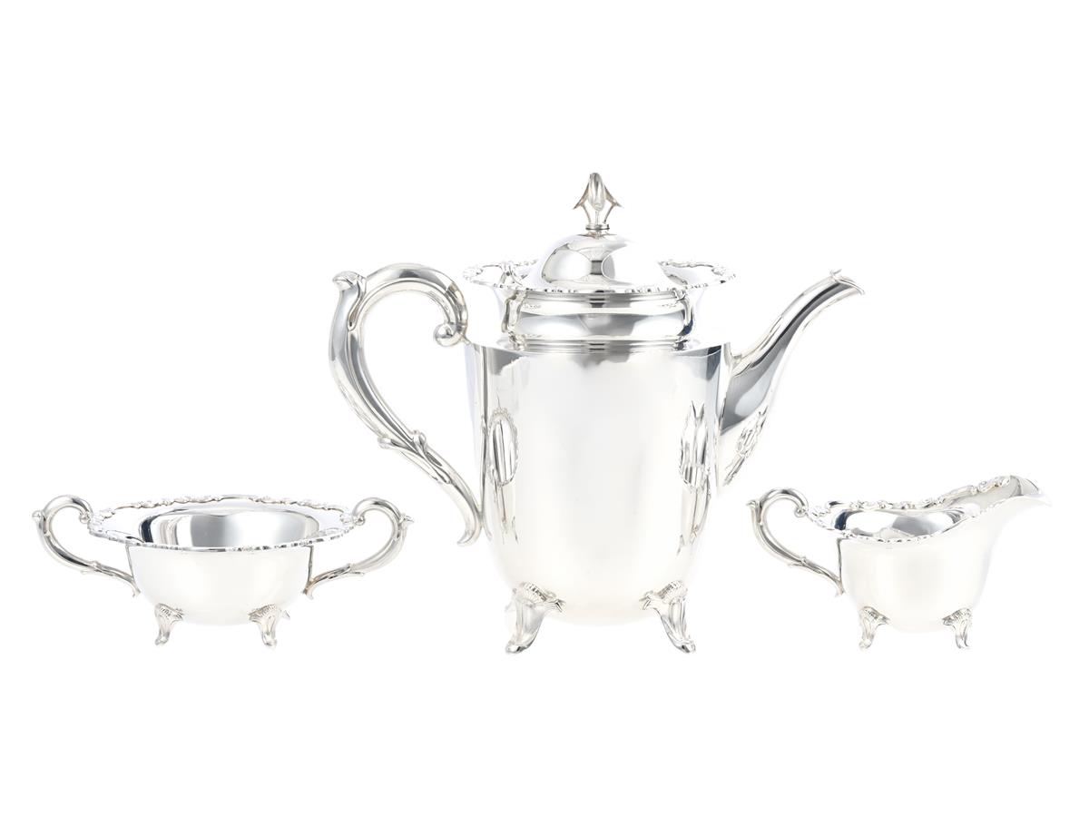 KAFFESERVIS, 3 delar, kanna, gräddkanna och sockerskål, silver, Auran Kultaseppä, Turku 1957, kannans höjd 19 cm, vikt 621,7 g.
