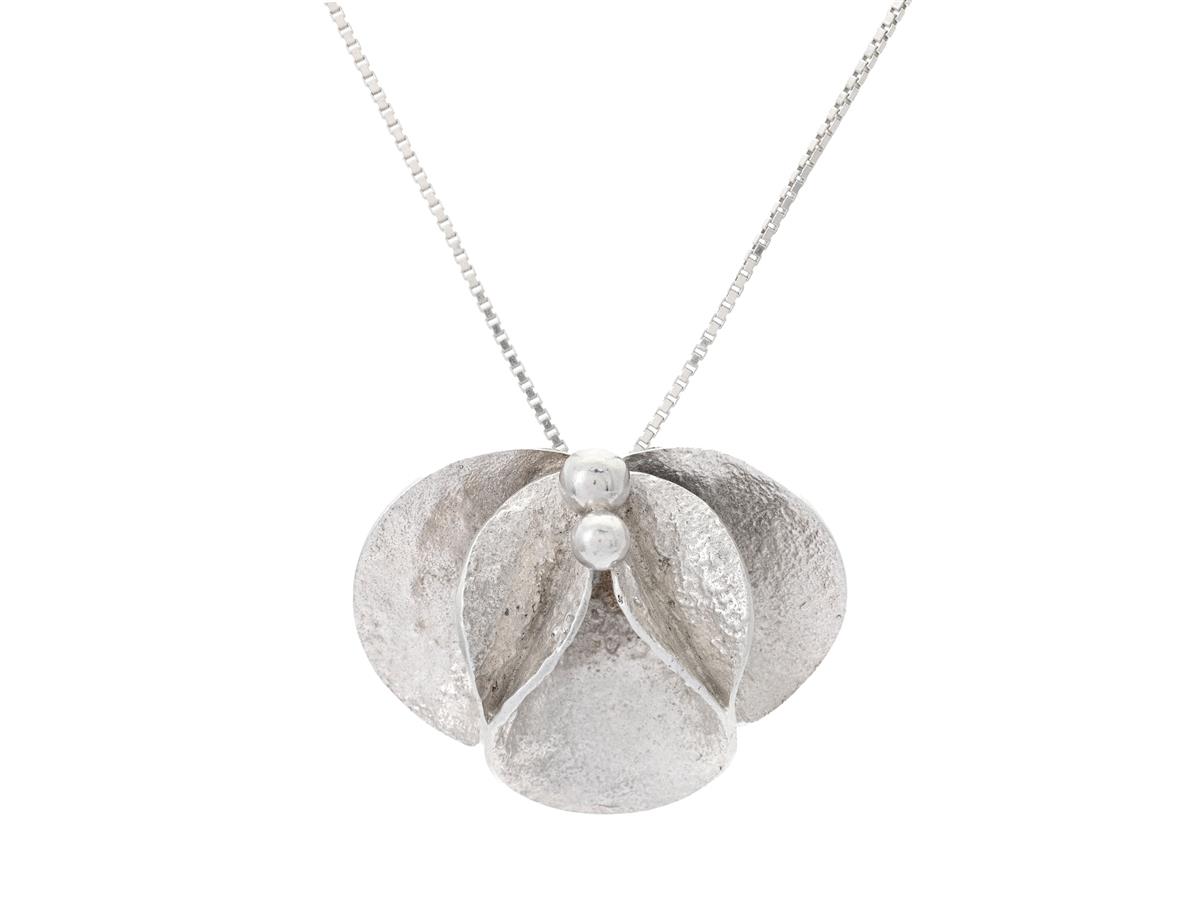 THERESIA HVORSLEV, hänge, sterlingsilver, Mema, Lidköping 1978, mått 41x31 mm, vikt 18 g. Kedja, sterlingsilver, venezialänk, Italien, längd 71 cm, vikt 5,6 g.