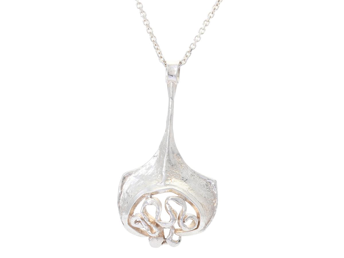 INGER ROBBERT, hänge, sterlingsilver, Nordiska Kokusai, Stockholm 1974, hängets höjd 81 mm, vikt 29 g. Kejda, sterlingsilver. Italien, ankarlänk, längd 70 cm, vikt 13,3 g.