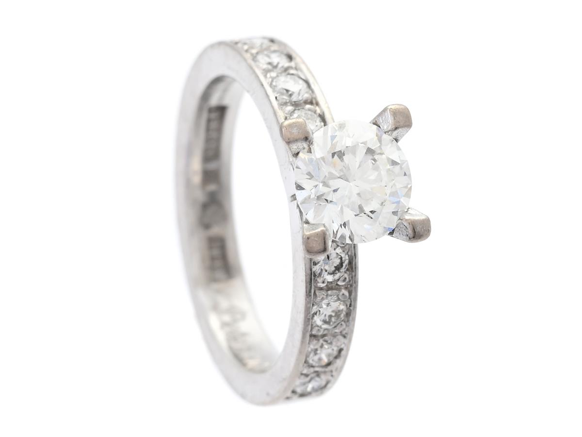RING, 18K vitguld, briljantslipad diamant 0,83 ct, TW(G)/VS2, IGI inskription 185534624, 8 briljantslipade diamanter ca 0,24 ctv, ca TW/VS, Guveau AB, stl 15 mm, vikt 5,0 g, gravyr, diamant lös i fattning, nagg på kuletter.