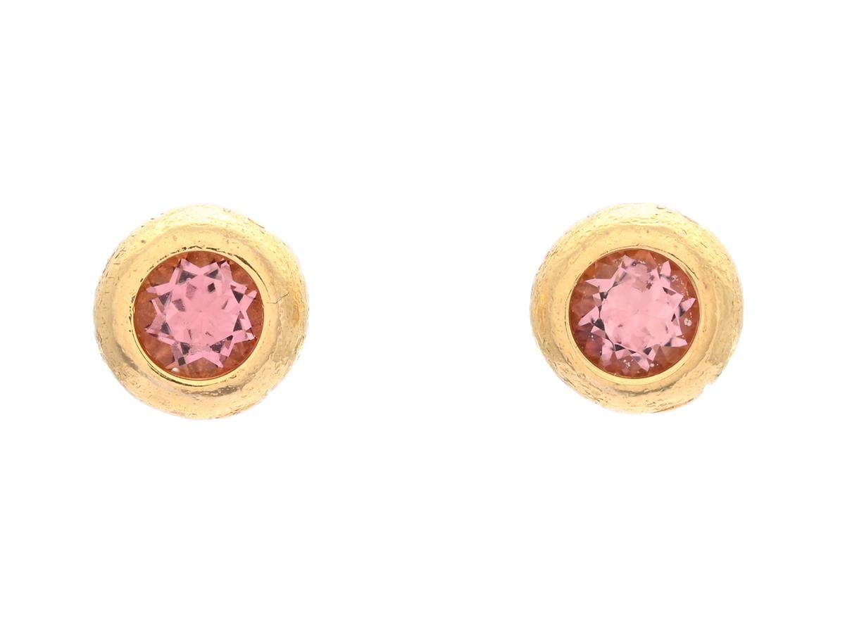 OLE LYNGGAARD, örhängen, Bubbles, 18K matterat guld, rosa turmaliner, design Charlotte Lynggaard, vikt 2,7 g, stift, originaletui, en snurrebuss i 14K guld.