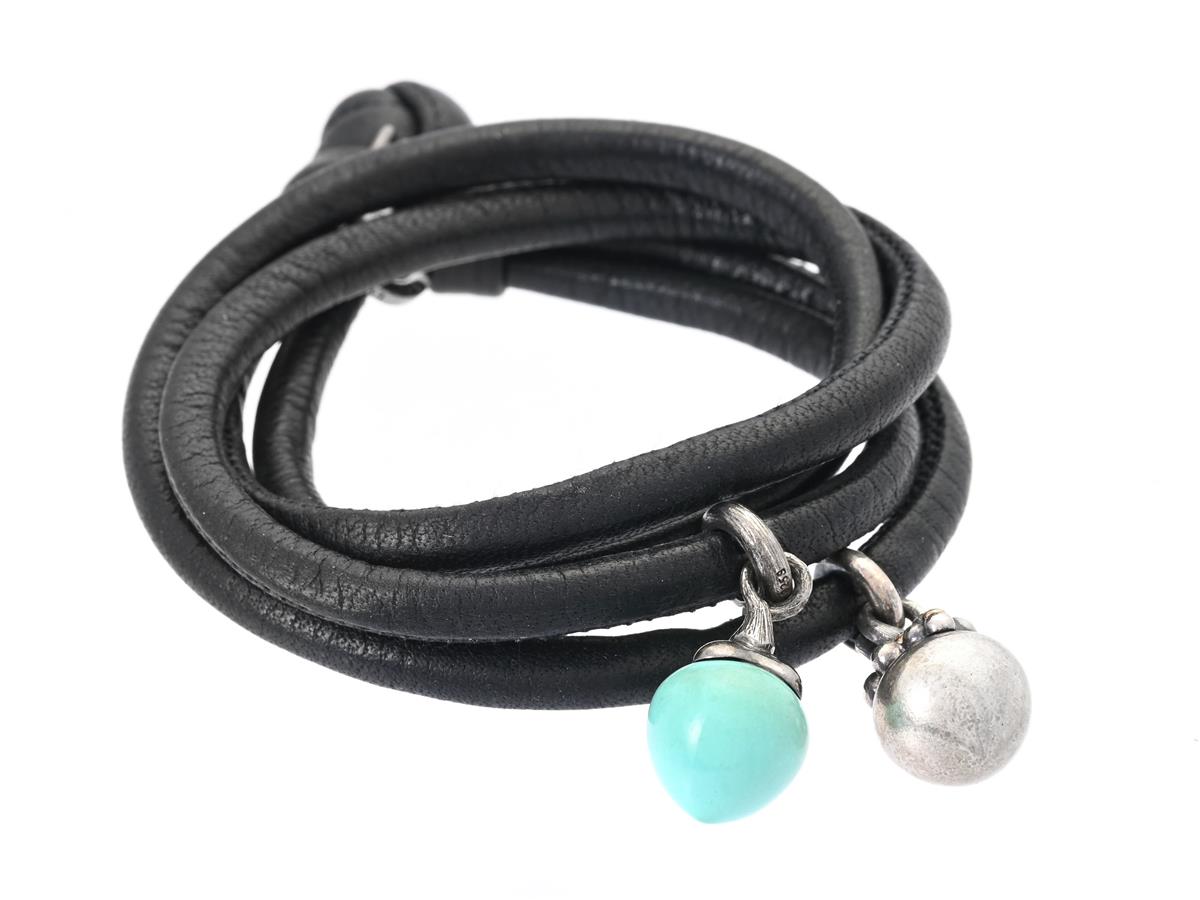 OLE LYNGGAARD, armband, svart läder, 2 berlocker, Dew drop, sterlingsilver samt sterlingsilver/18K guld, turkos, briljantslipade diamanter 0,03 ctv, längd 36 cm.