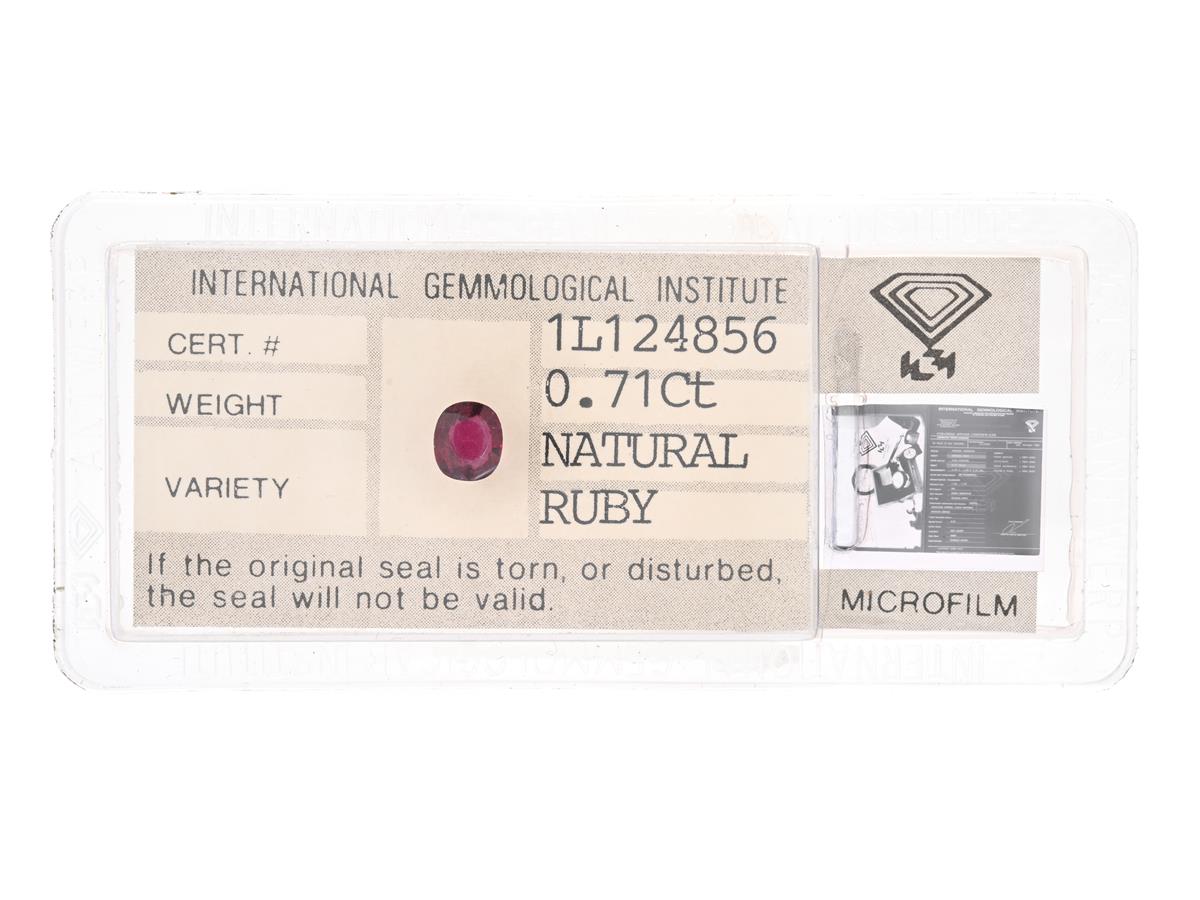 RUBIN, ovalslipad 0,71 ct, mått 5.66 x 4.09 x 2.57 mm, IGI försegling.