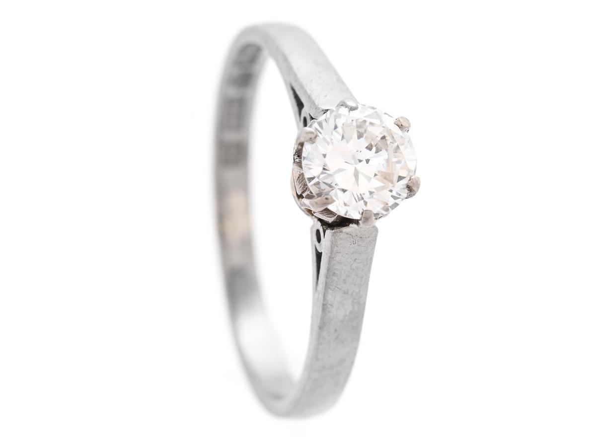 ENSTENSRING, 18K vitguld, briljantslipad diamant ca 0,45 ct enligt gravyr, ca W/VVS, stl 15,75 mm, Stockholm 1961, vikt 2,3 g, kulettfasett.