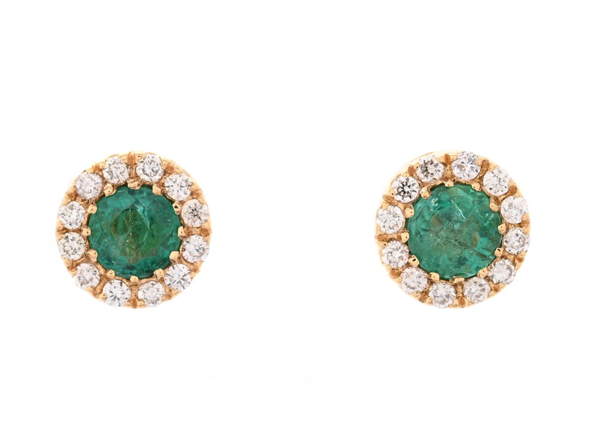 ÖRHÄNGEN, 18K guld, 2 runda fasettslipade smaragder ca 0,51 ctv, 24 briljantslipade diamanter ca 0,17 ctv, ca W-Cr/VS-SI, diameter ca 6,5 mm, vikt 1,7 g, stift, smaragderna med inneslutningar som når ytan.