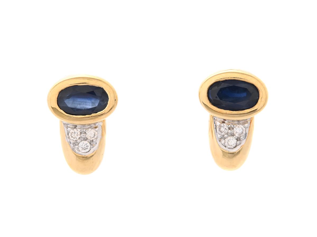 ÖRHÄNGEN, 18K guld, 2 ovalslipade blå safirer, 6 briljantslipade diamanter ca 0,06 ctv, ca Cr-TCa/VS, höjd 9 mm, vikt 2,8 g, stift.