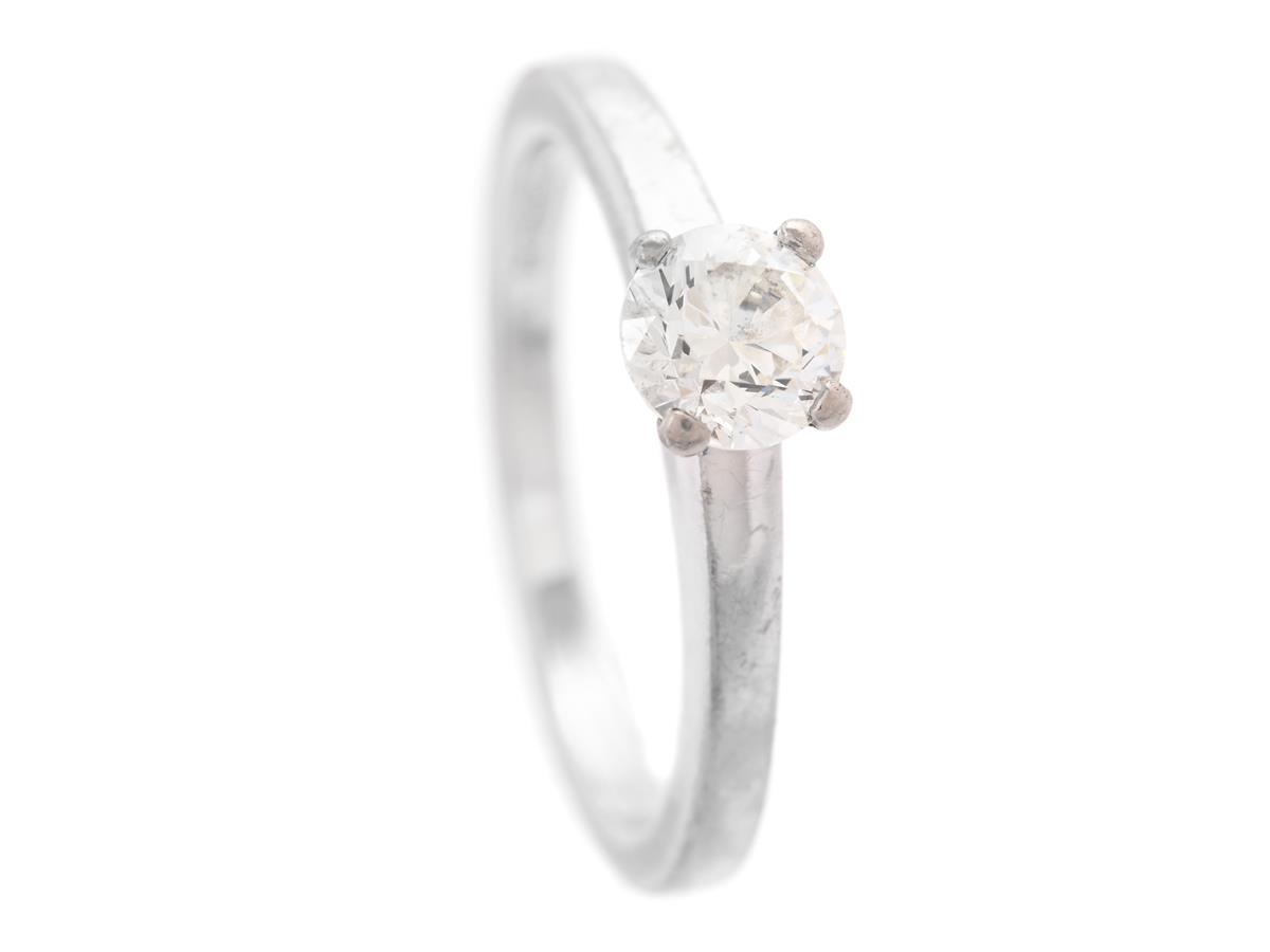 ENSTENSRING, 18K vitguld, briljantslipad diamant 0,40, W/SI enligt gravyr, stl 15,25 mm, vikt 2,9 g. sliten skena.