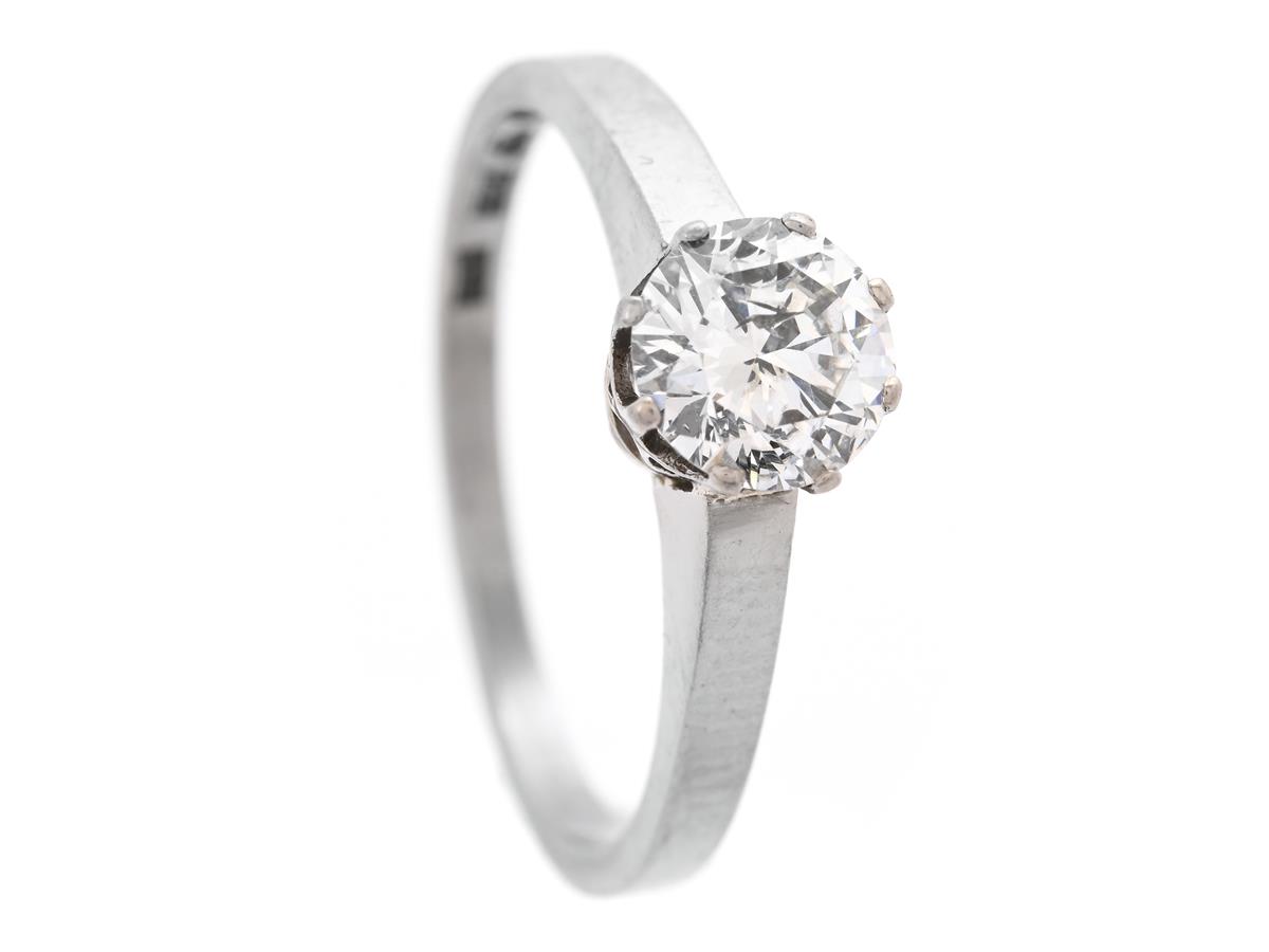 ENSTENSRING, 18K vitguld, briljantslipad diamant ca 0,75 ct, ca TW(F)/P2, Bertil Lundberg Guldsmedsatelje, Stockholm 1963, stl 17,25 mm, vikt 3,4 g, natural vid rondisten, lättslitna klor.