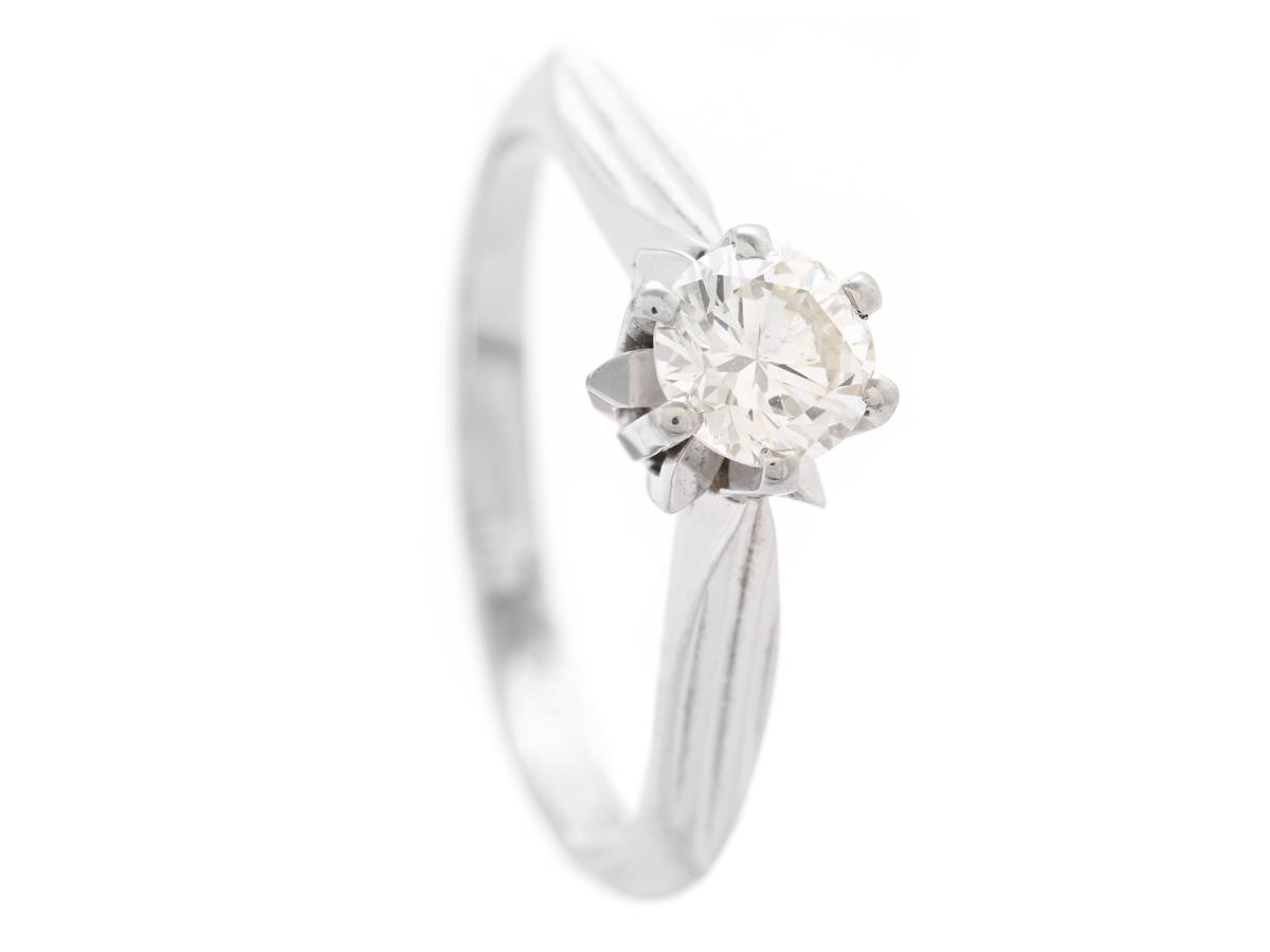 ENSTENSRING, 18K vitguld, briljantslipad diamant ca 0,50 ct, ca TCa/VS, stl 16,5 mm, vikt 2,7 g, natural vid rondisten.