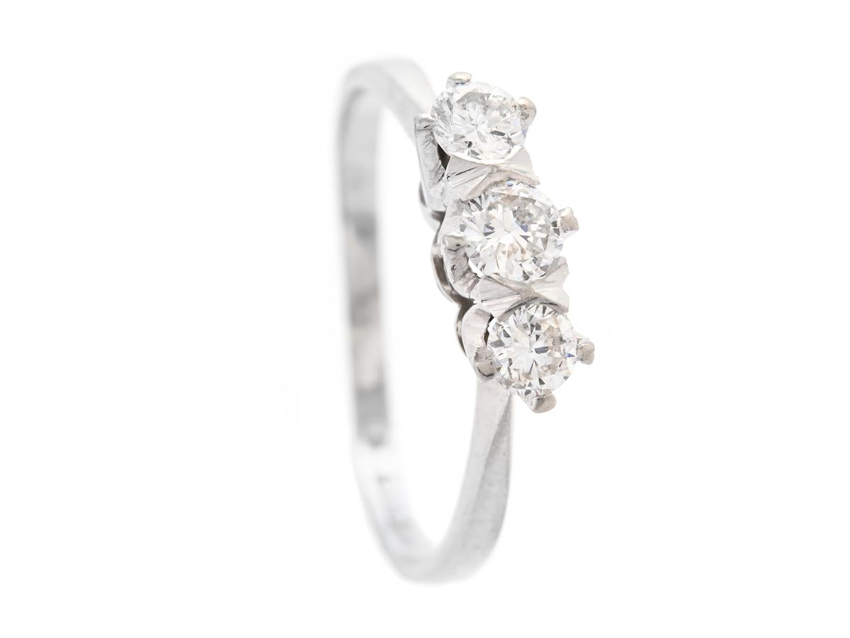 TRESTENSRING, 18K vitguld, briljantslipade diamanter ca 0,30 ctv, ca TW-W/SI-P, stl 16 mm, vikt 2,0 g, skev ringskena.