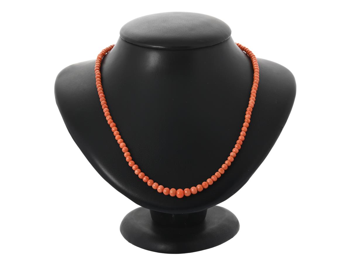 COLLIER, doserat, kulor av korall ca 3-6 mm, lås i gulmetall, längd 46 cm, vikt 10,7 g.