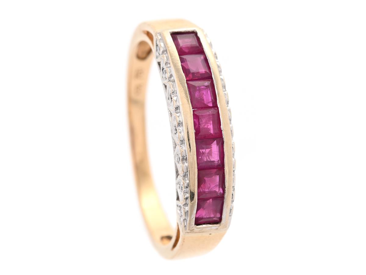 RING, 18K guld, rubiner ca , RING, 18K guld, princesslipade rubiner ca 0,63 ctv, 14 åttkantslipade diamanter ca 0,08 ctv, stl 18,5 mm, vikt 3,3 g.